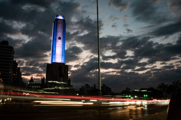 アルゼンチンのロサリオ市の旗の記念碑の長時間露光写真。 - bandera ストックフォトと画像