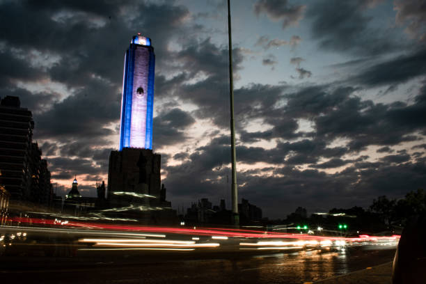 long exposure photograph of the monument to the flag of the city of rosario, argentina. - bandera imagens e fotografias de stock