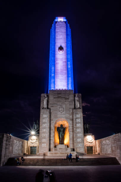 monumento emblematico alla bandiera della città di rosario, argentina. - bandera foto e immagini stock