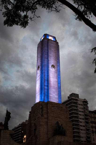 fotografia a lunga esposizione del monumento alla bandiera della città di rosario, argentina. - bandera foto e immagini stock