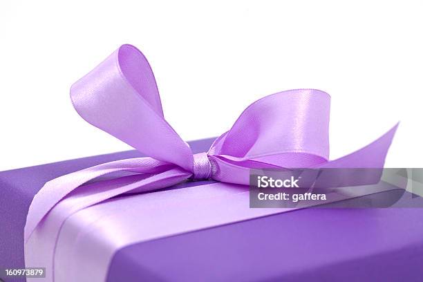 Viola Fiocco Sulla Scatola Regalo - Fotografie stock e altre immagini di Viola - Colore - Viola - Colore, Confezione regalo, Fiocco - Nodo