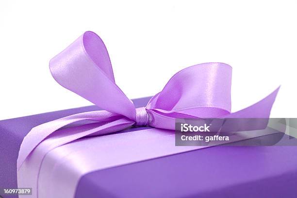 パープルのギフトボックスにリボン - 紫のストックフォトや画像を多数ご用意 - 紫, ちょう結び, プレセントの箱