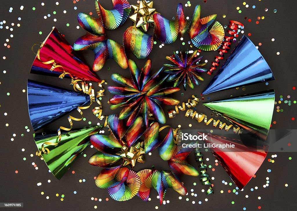 Colorato garlands, streamer, cappellini, Coriandoli e stelle filanti - Foto stock royalty-free di Accessorio personale