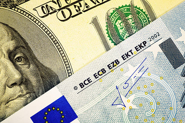 cem dólares dos estados unidos e a nota de euro da união europeia - european union euro note european union currency paper currency currency imagens e fotografias de stock