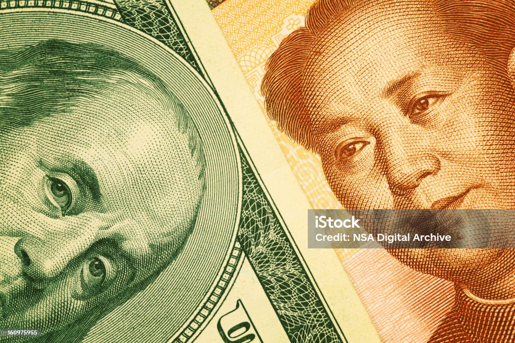 Primer plano de un centenar de dólar y billete de Yuan chino - Foto de stock de China libre de derechos