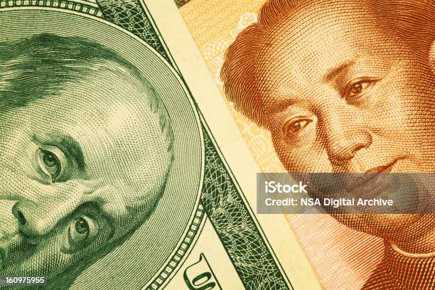 Primer Plano De Un Centenar De Dólar Y Billete De Yuan Chino Foto de stock y más banco de imágenes de China