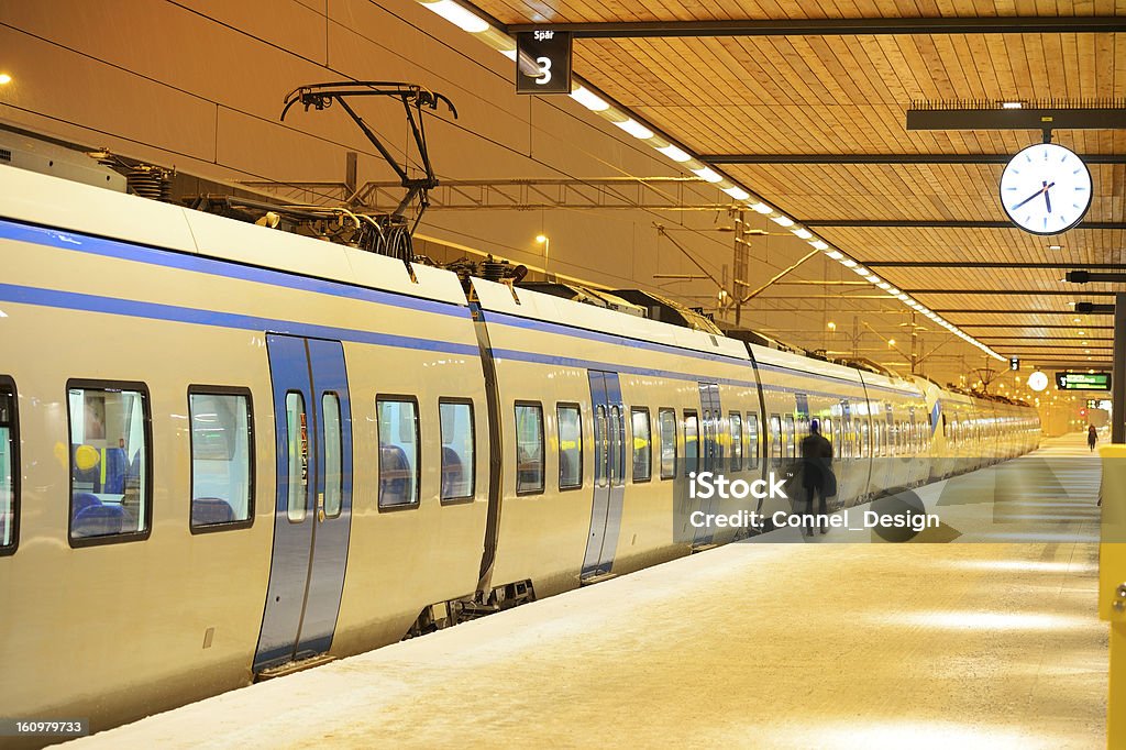 通勤列車ウェイティングで冬のプラットフォーム - テクノロジーのロイヤリティフリーストックフォト