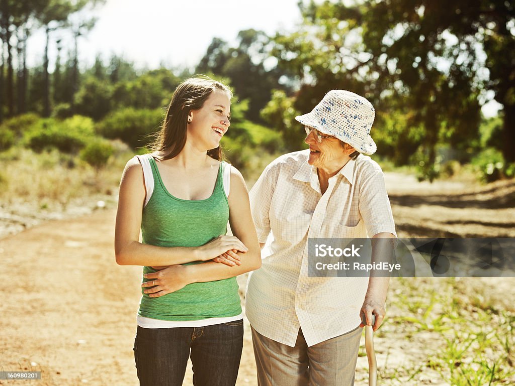 Stara kobieta i młody Wnuczka lub opiekuna Ciesz się Las walk - Zbiór zdjęć royalty-free (Nastolatek)