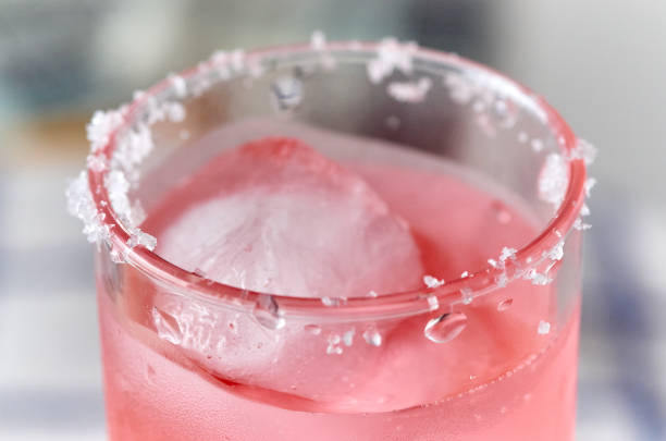 the iced pink punch - ice cube cold mint punch imagens e fotografias de stock