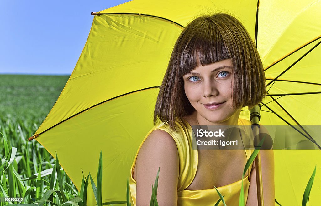 Menina com um guarda-sol amarelo - Foto de stock de Adulto royalty-free