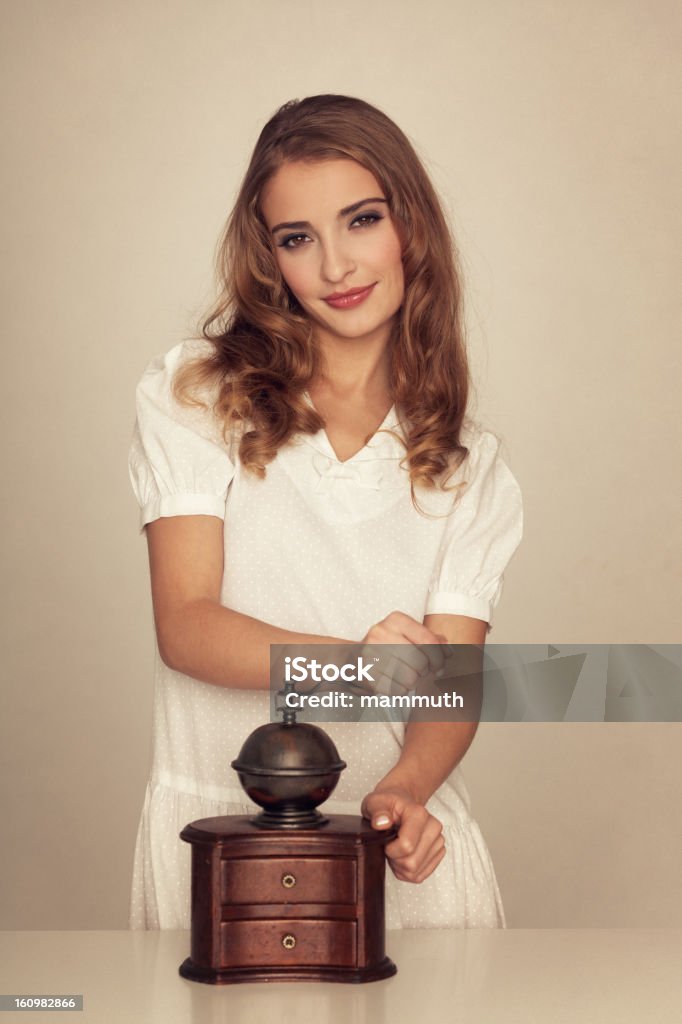 Bellezza con Macina-caffè - Foto stock royalty-free di 20-24 anni