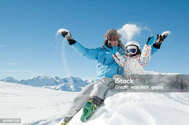 Inverno Euforia - Fotografias de stock e mais imagens de Família - Família, Esqui - Equipamento Desportivo, Inverno