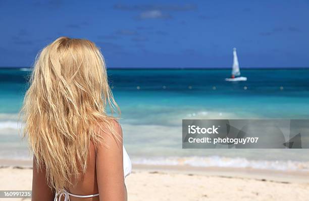 若いビキニの女性を楽しみながらカリブ海でのビーチでの一日 - 1人のストックフォトや画像を多数ご用意 - 1人, ターコイズブルー, バケーション