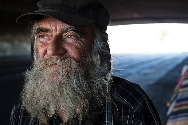 hombre sin hogar - vagabundo fotografías e imágenes de stock