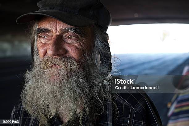 Hombre Sin Hogar Foto de stock y más banco de imágenes de Sin techo - Sin techo, Hombres, Vagabundo