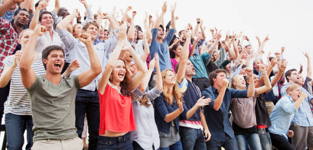 torcer adeptos na multidão - applauding imagens e fotografias de stock