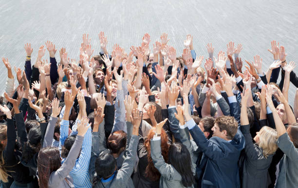 multitud de gente de negocios aclamando con alzar los brazos - cheering business people group of people fotografías e imágenes de stock