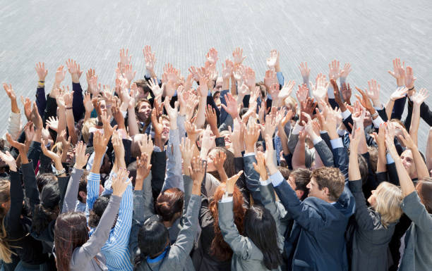 толпа деловые люди радость с поднятые вверх руки - cheering business people group of people стоковые фото и изображения