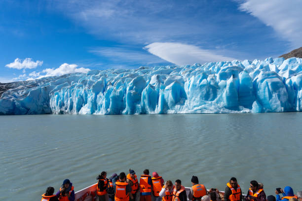 チリのプエルトナタレスにあるトレスデルパイネ国立公園のクルーズでグレイ氷河を訪れる観光客。 - magallanes y antartica chilena region ストックフォトと画像