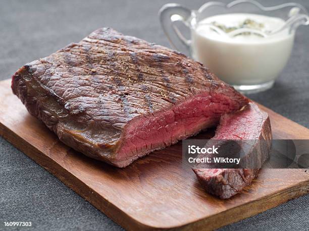 Bistecs De Carne De Res Foto de stock y más banco de imágenes de Alimento - Alimento, Asado - Alimento cocinado, Barbacoa - Comida