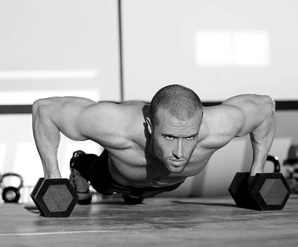 academia flexão de força homem pushup com haltere - human muscle body building exercising black and white - fotografias e filmes do acervo