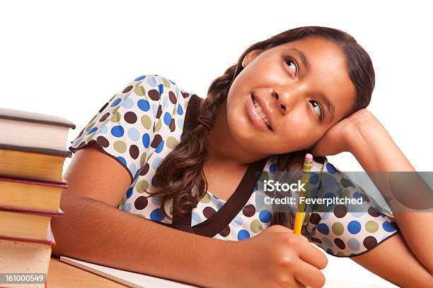 Hermosa Chica Hispana Estudiando Y Daydreaming Foto de stock y más banco de imágenes de Actividad - Actividad, Adolescencia, Adolescente