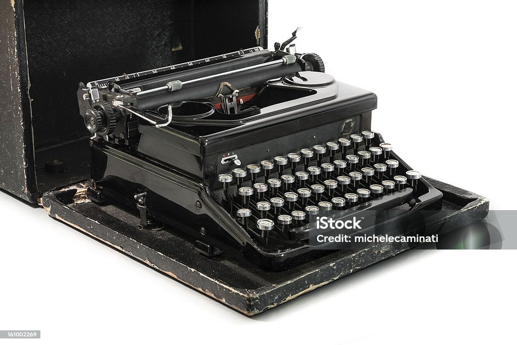 Preto máquina de escrever em fundo branco - Foto de stock de Antigo royalty-free