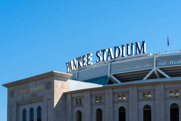 le yankee stadium est présenté à new york, ny, états-unis - new york yankees photos et images de collection