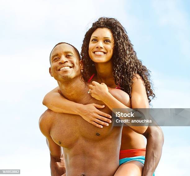 Feliz Casal Jovem Tendo Diversão Ao Ar Livre - Fotografias de stock e mais imagens de 20-24 Anos - 20-24 Anos, Adulto, Alegria