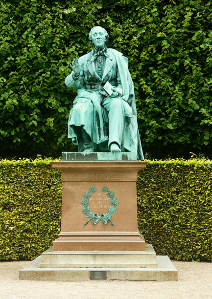 parque público del jardín del rey de copenhague (kongens have): vista frontal del monumento de bronce a hans christian andersen con un libro en la mano, por august v. saabye en 1880 - hans christian andersen danish culture denmark copenhagen fotografías e imágenes de stock