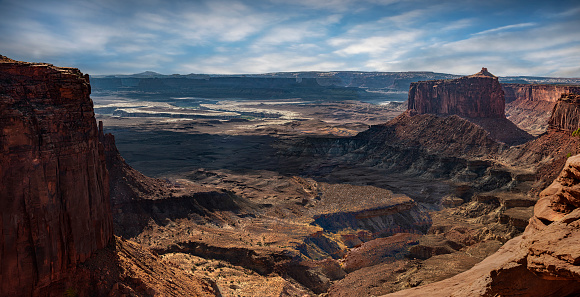 This overlook atop the Island in the Sky mesa in Canyonlands National Park provides a panoramic view of a deep canyon and, in the distance, the Green River winding through the countryside.