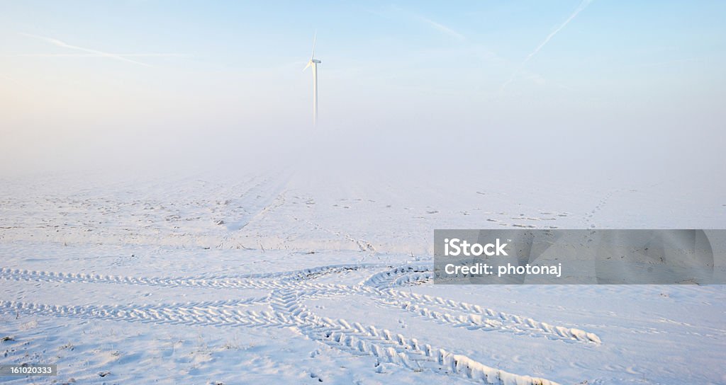 Turbina eólica na neve, neblina ao amanhecer - Foto de stock de Inverno royalty-free