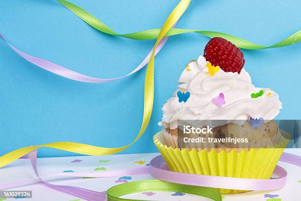 Foto de Cupcake e mais fotos de stock de Amarelo - Amarelo, Aniversário, Assar