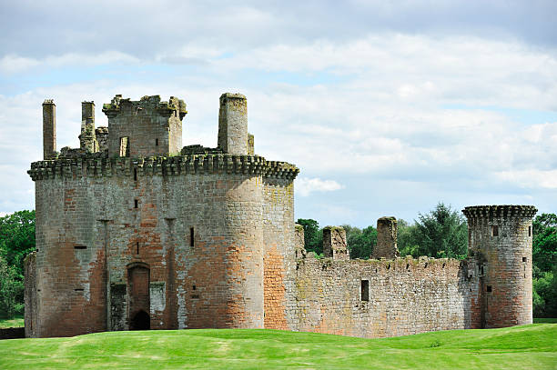 古い遺跡、13 世紀のスコットランド風の城 - caerlaverock ストックフォトと画像