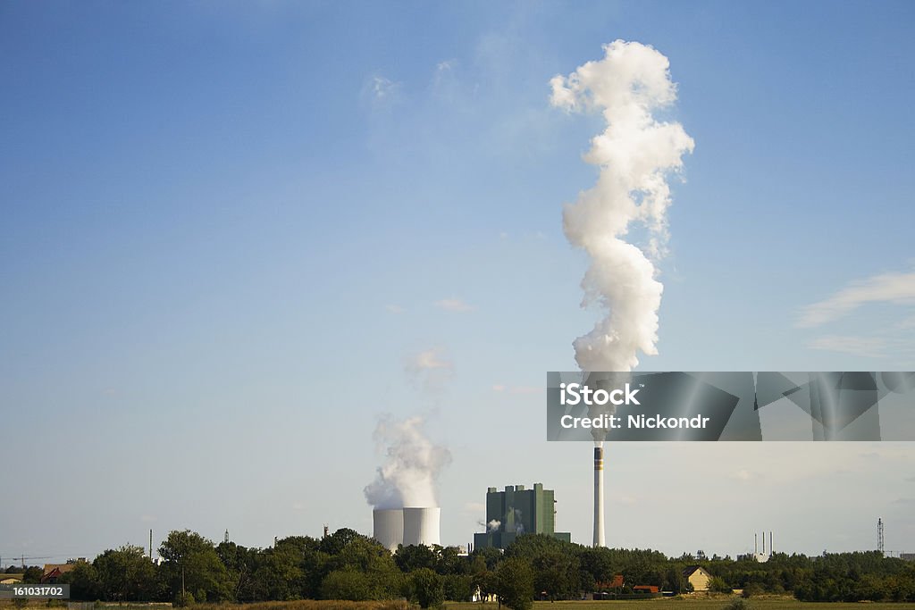 Centrale électrique contre le ciel bleu - Photo de Bleu libre de droits