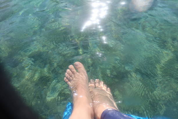 pieds de femme sous l’eau turquoise bleue à ras shitan dans le sinaï en egypte - red sea taba sand reef photos et images de collection