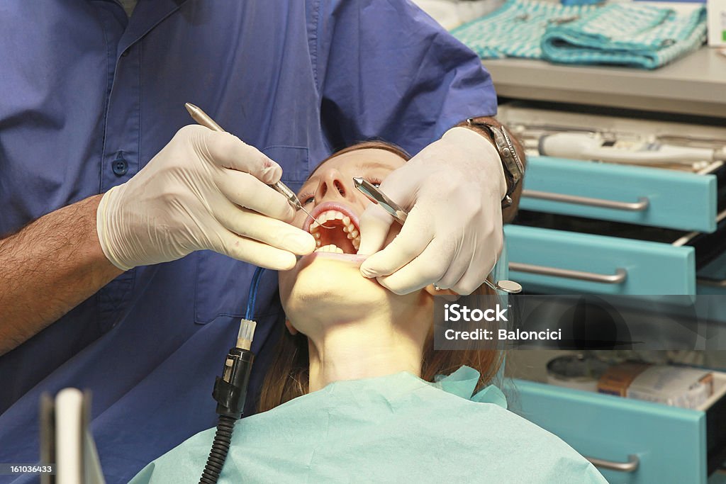 検査の歯科医 - ヒトの口のロイヤリティフリーストックフォト