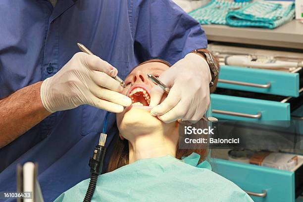 検査の歯科医 - ヒトの口のストックフォトや画像を多数ご用意 - ヒトの口, ヒトの歯, ヘルスケアと医療