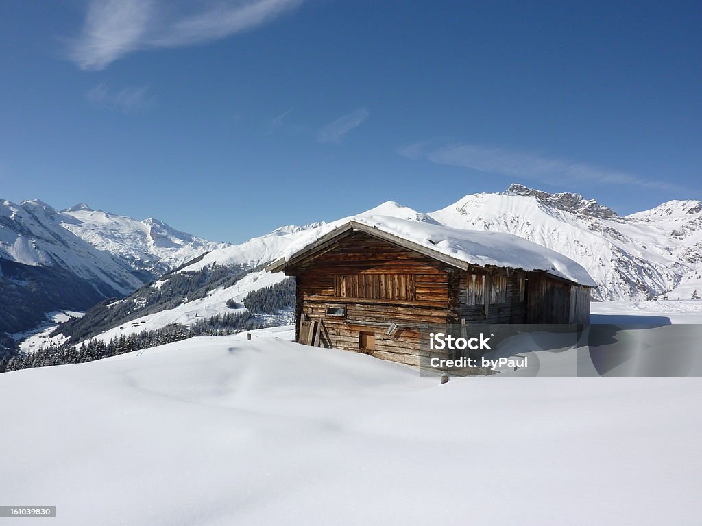 Bois de cabine de montagne dans les Alpes - Photo de Alpes européennes libre de droits