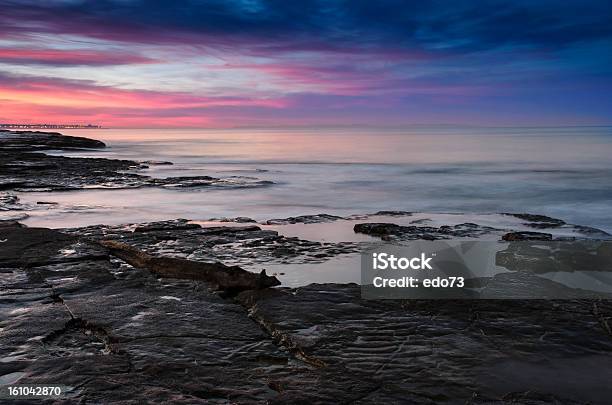 Foto de Mar E Pedras Ao Pôrdosol A Apúlia Itália e mais fotos de stock de Ambiente dramático - Ambiente dramático, Beleza natural - Natureza, Cena de tranquilidade