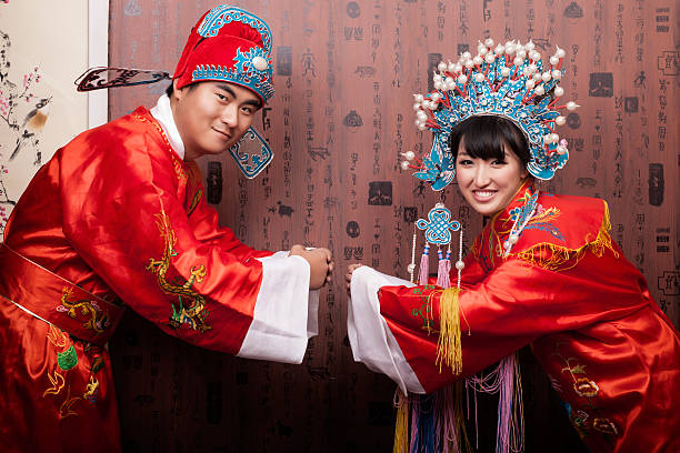 easten chiński panna młoda i pana młodego na tradycyjna ceremonia ślubu - costume expressing positivity cheerful close up zdjęcia i obrazy z banku zdjęć