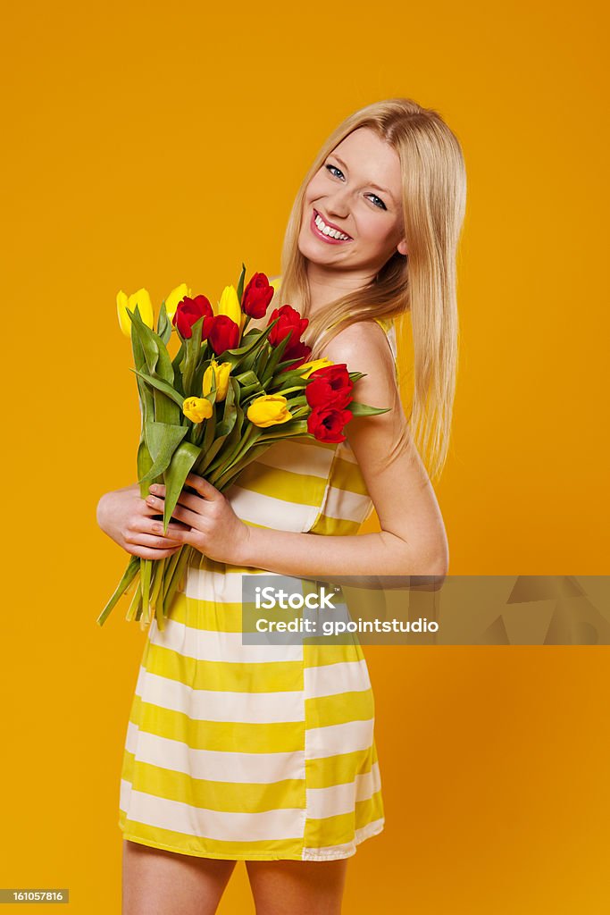 Junge Frau trägt im Sommerkleid mit Strauß Tulpen - Lizenzfrei 20-24 Jahre Stock-Foto