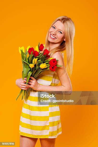 Jovem Mulher Vestindo Em Vestido De Verão Com Bouquet De Túlipas - Fotografias de stock e mais imagens de 20-24 Anos