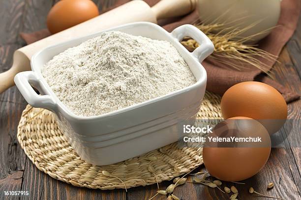小麦粉と卵 - オーガニックのストックフォトや画像を多数ご用意 - オーガニック, オーツ麦, キッチン