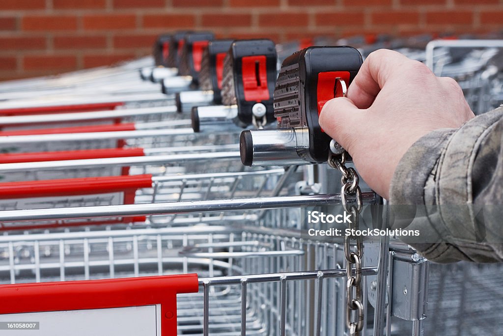 Encastre dinero supermercado cesta de compras - Foto de stock de Carrito de la compra libre de derechos