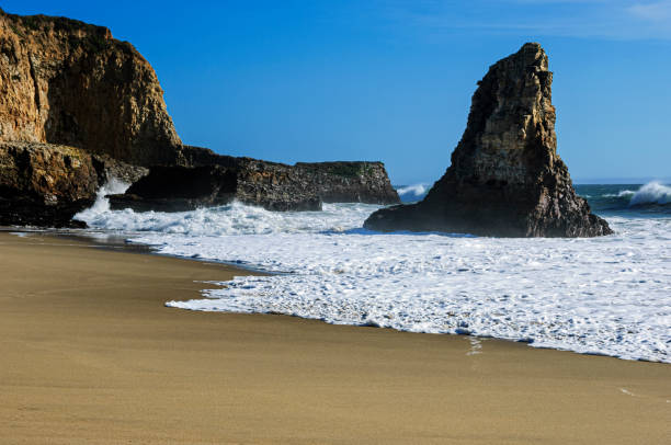 istock Ocean Waves Crashing on Rocky California Coast Beach 1610583254