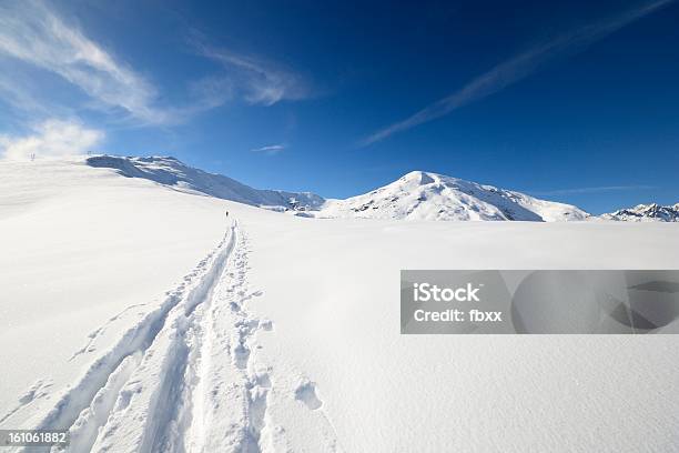 Ski Dem Alpinisten In Den Bergen Der Winterszene Stockfoto und mehr Bilder von Abenteuer - Abenteuer, Aktivitäten und Sport, Alpen