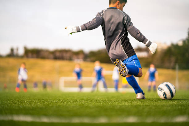 동네 공원에서 축구를 하는 아이. - soccer shoe soccer player kicking soccer field 뉴스 사진 이미지