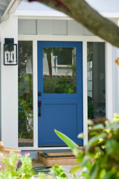 istock Beach bungalow front porch and door 1610667372