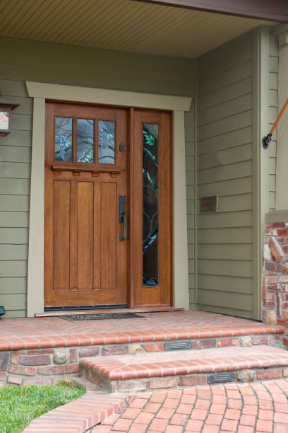 istock Beach bungalow front porch and door 1610667396